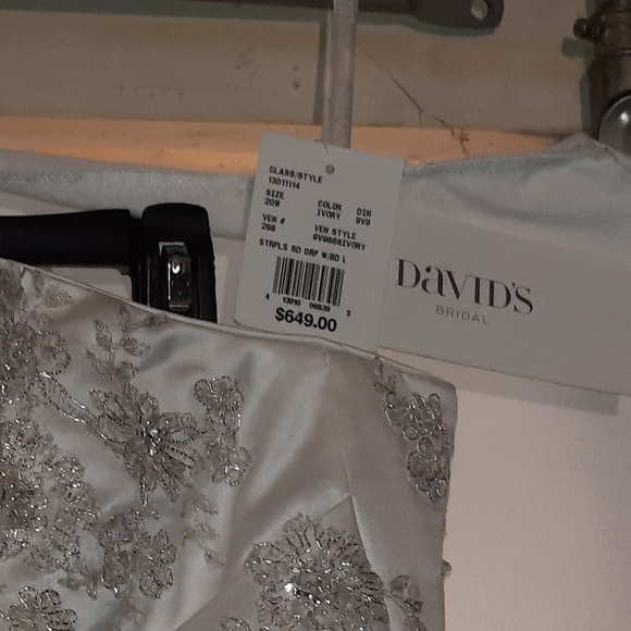 New Wedding Dresse - Picture 4 of 6